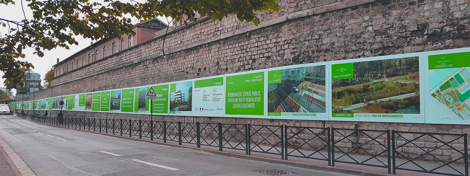 Panneaux publicitaires de grande taille sur un mur de rue