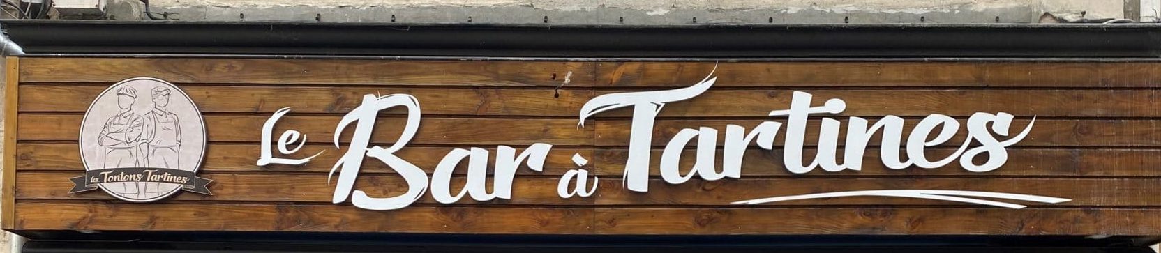 Lire la suite à propos de l’article Une enseigne pour le bar des Tontons Tartines.