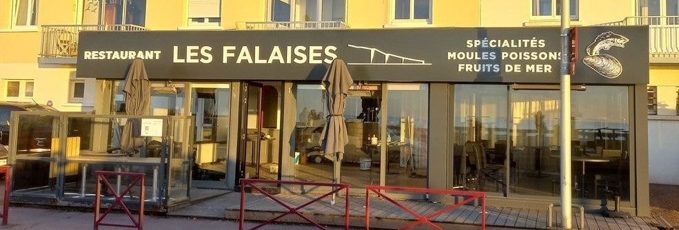 You are currently viewing Fabrication et pose d’une enseigne lumineuse pour le restaurant Les Falaises à Fécamp