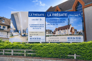 Lire la suite à propos de l’article Réalisation de panneaux de commercialisation 4×3 à Houlgate (Calvados, Normandie) : création de maquette graphique,  impression, fabrication, pose finale sur site