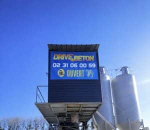 Lire la suite à propos de l’article 🚛Marquage publicitaire sur camions toupies – Drive Béton à Bretteville l’Orgueilleuse (Calvados, Normandie)
