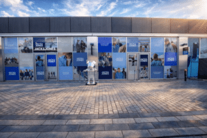 Lire la suite à propos de l’article 🏗️ Habillage vitrine grand format à Honfleur – Impression & pose d’adhésif microperforé