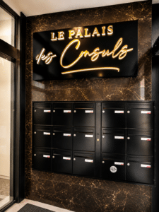 Lire la suite à propos de l’article Enseigne lumineuse sur mesure à Rouen : réalisation du hall “Le Palais des Consuls”