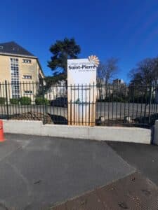 Lire la suite à propos de l’article Totem sur mesure en aluminium pour établissement scolaire en Normandie