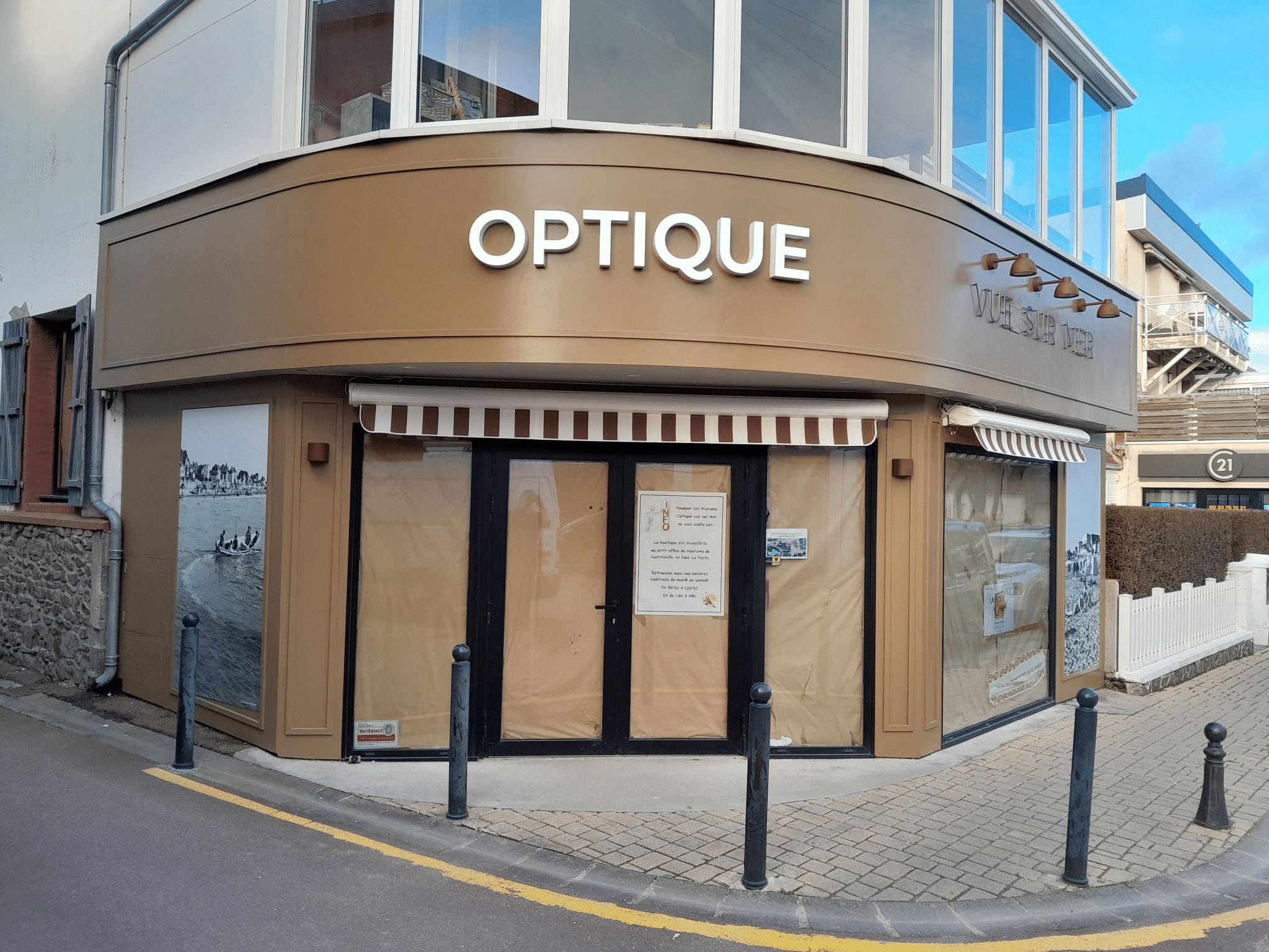 Lire la suite à propos de l’article Enseigne lumineuse sur mesure pour Optique Vue sur Mer à Ouistreham (Calvados)