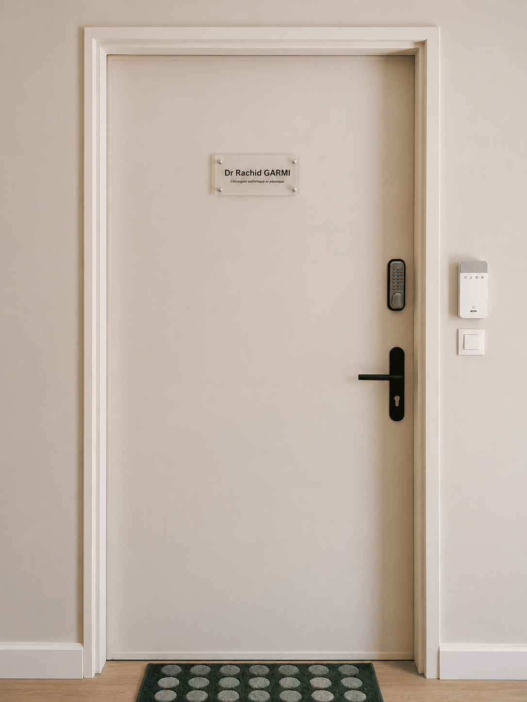 You are currently viewing Réalisation de plaques professionnelles en plexiglas pour cabinet médical à Caen (Calvados – Normandie)